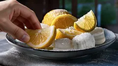 レモンを丸ごと冷凍するとどうなる？簡単なひと工夫で得られる大きなメリット