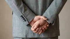 両手を背中に組んで歩く行為は、心理学的にどのような意味を持つのか――専門家の回答